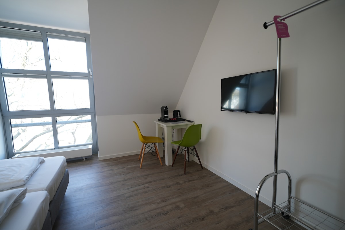 Studio mit TV, Sitzecke und Kleiderstange