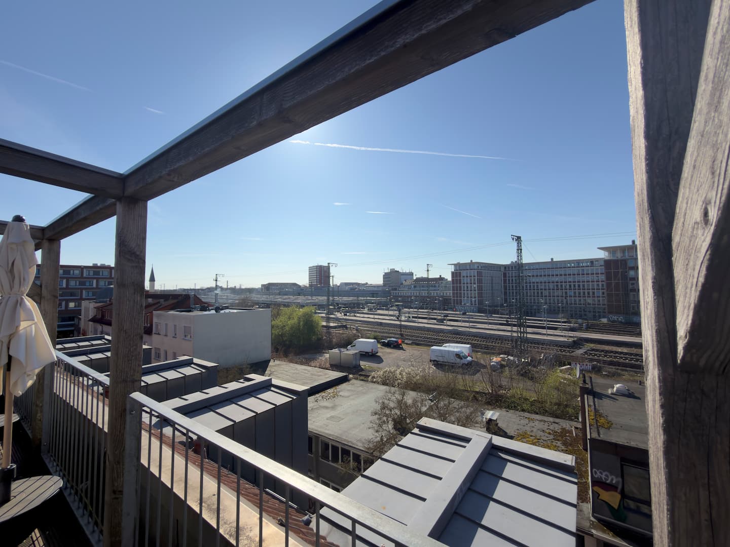 Blick von der Terrasse über die Bahngleise