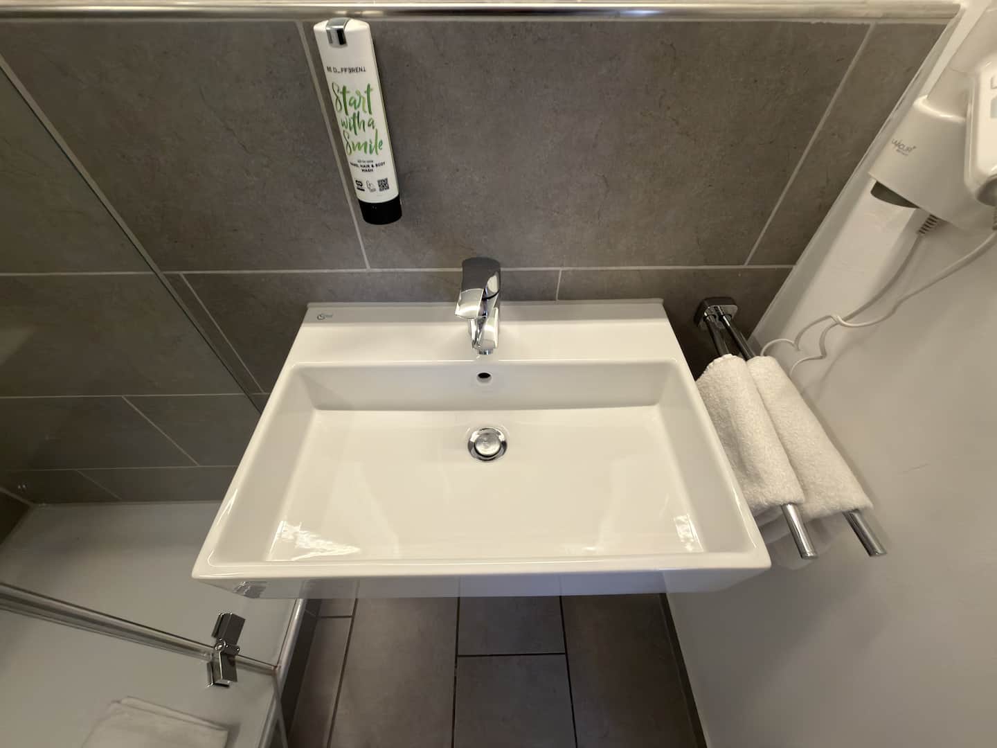 Waschbecken mit Ablage und Spiegelbeleuchtung