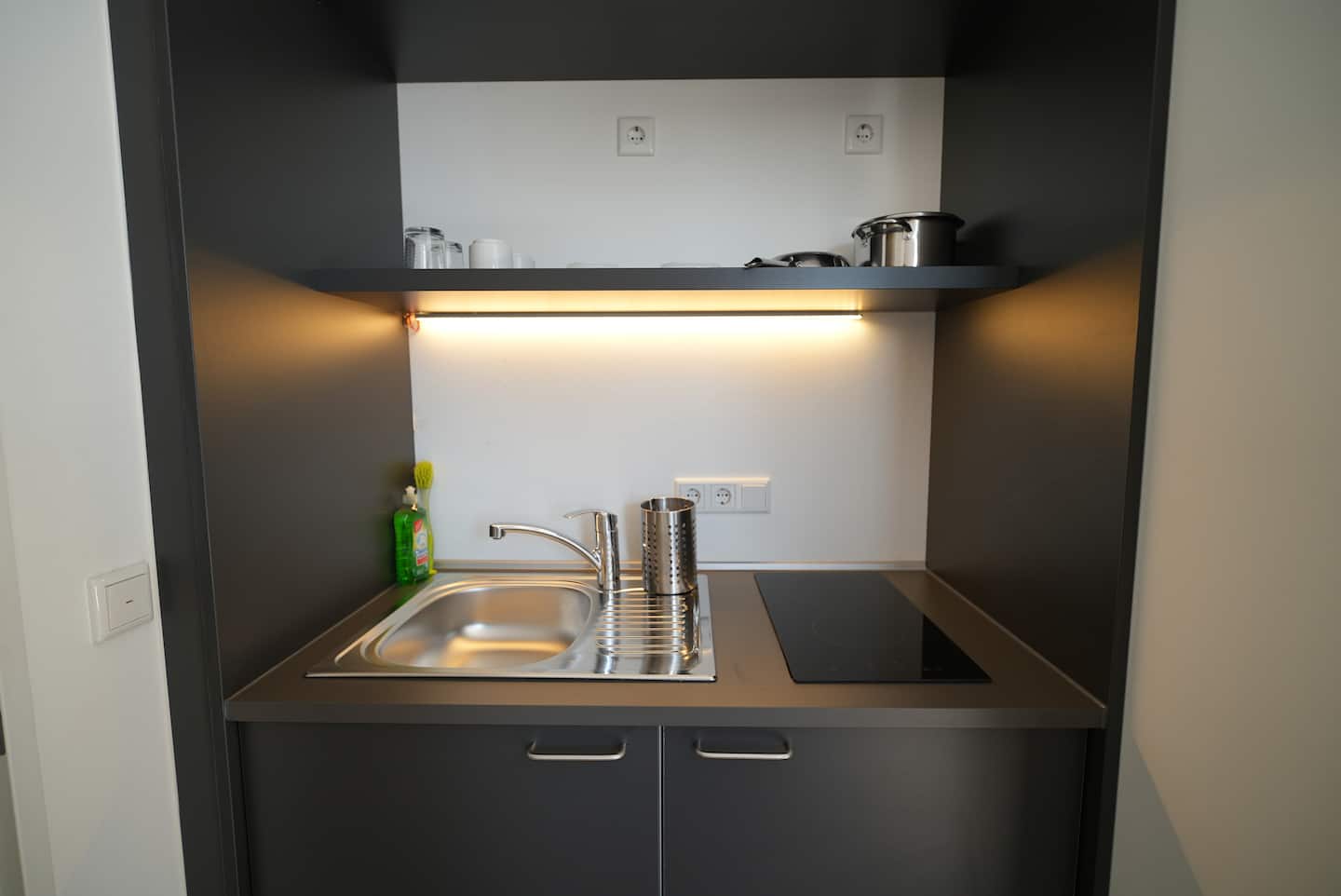 Küchenschrank mit Kochfeld, Spüle und Regal