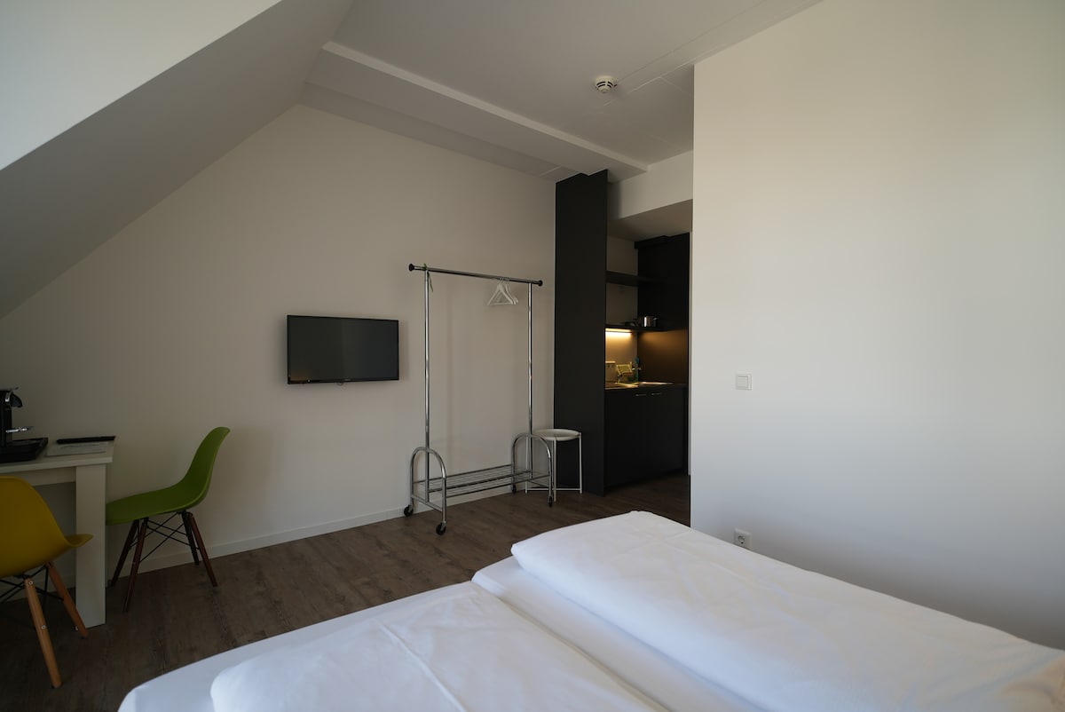 Blick vom Bett zum Wohnbereich mit TV