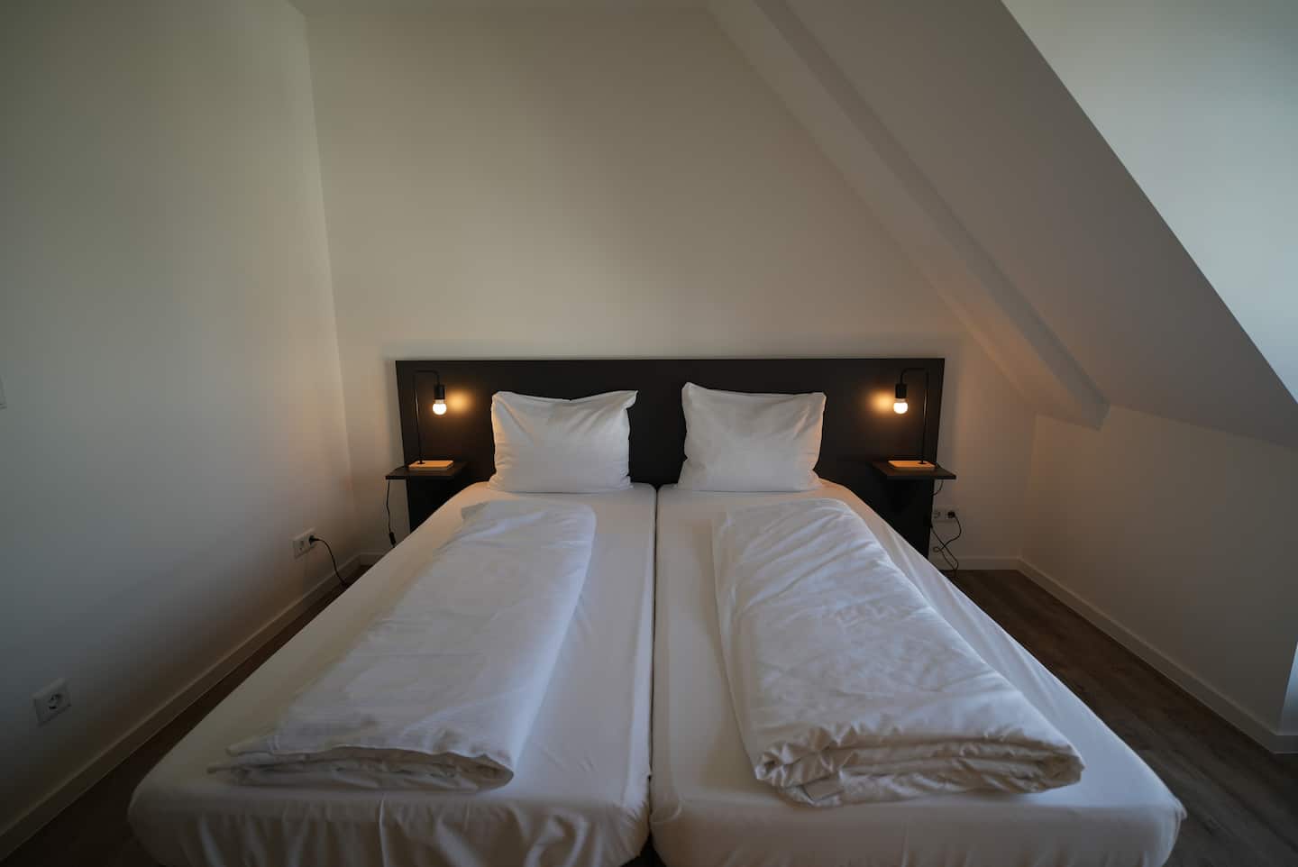 Frisch bezogenes Doppelbett mit Handtüchern