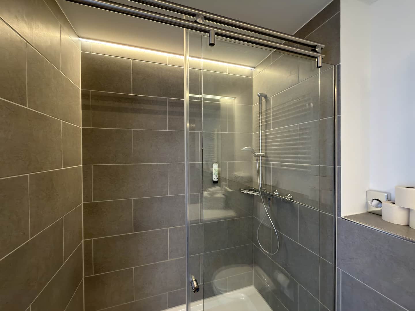 Bodengleiche Dusche mit Glasschiebetür