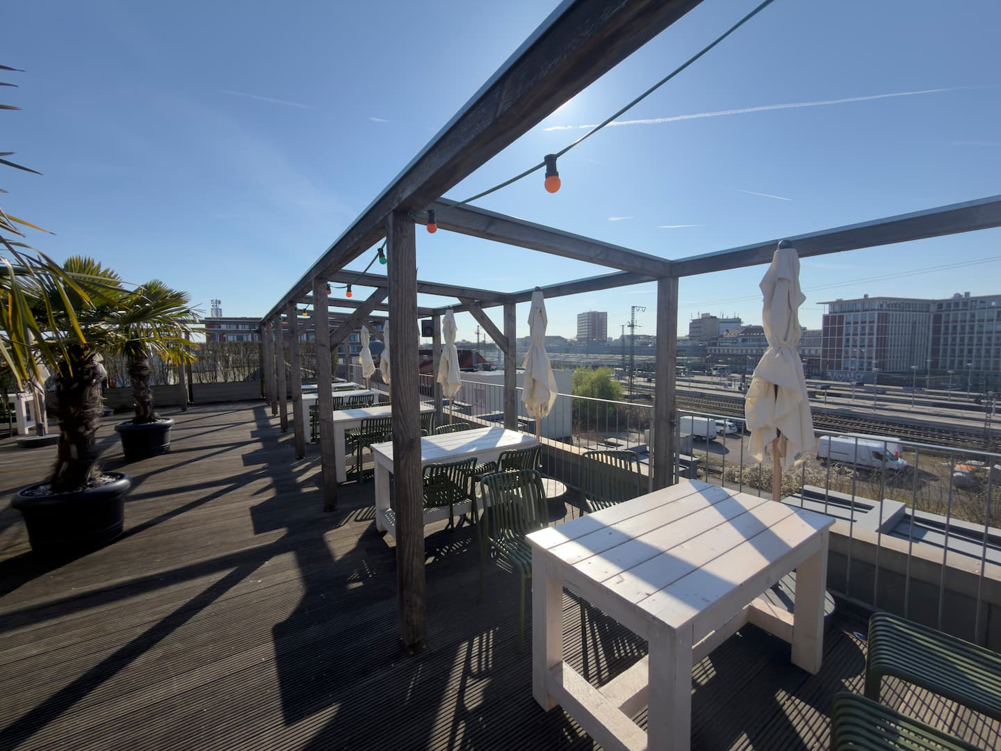 Tisch und Bänke auf dem Holzdeck der Dachterrasse