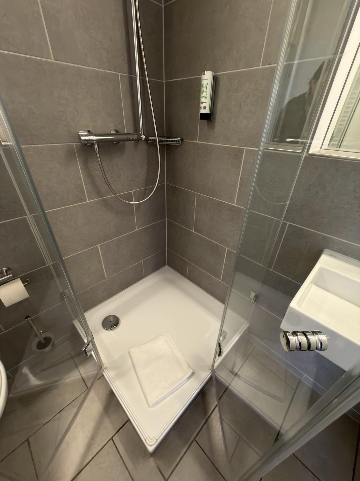 Bodengleiche Dusche mit grauen Fliesen