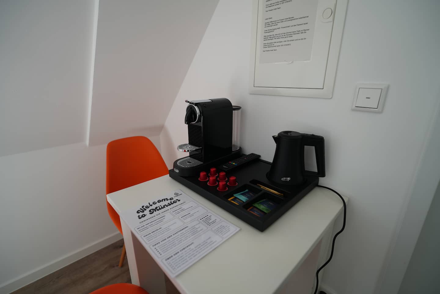 Kaffeemaschine und Wasserkocher auf dem Schreibtisch