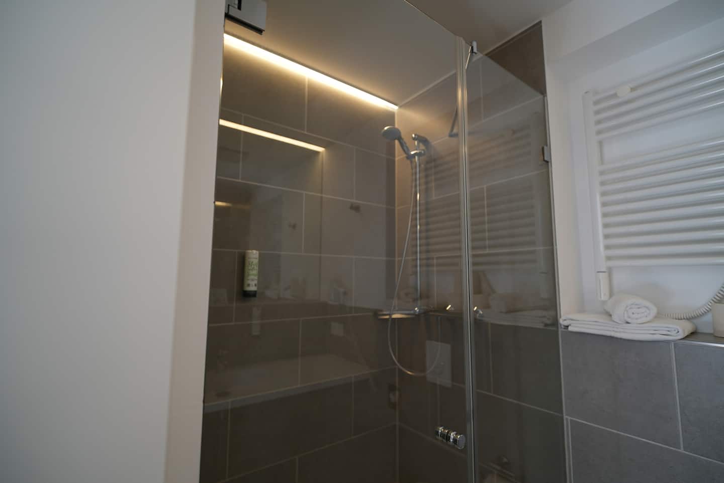 Geräumiges Duschbad mit Glasabtrennung