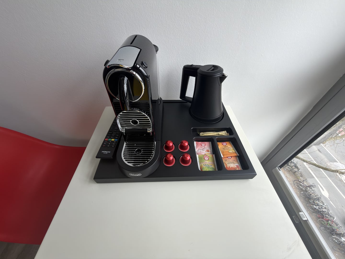Kaffeemaschine und Wasserkocher auf weißer Ablage