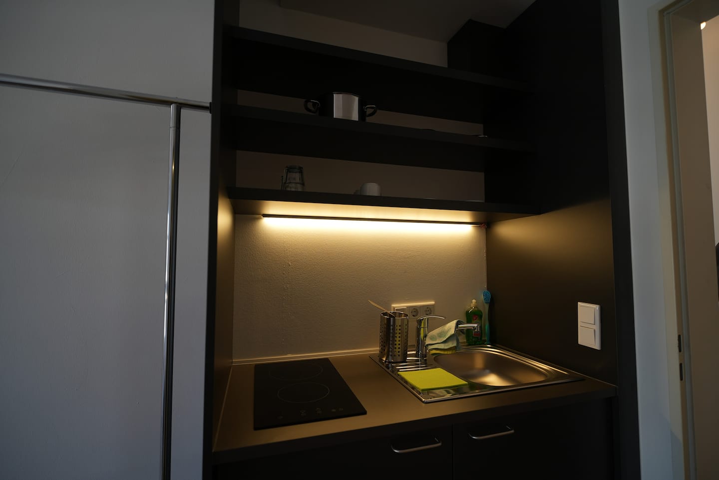 Küchennische mit Kochfeld, Spüle und Kühlschrank