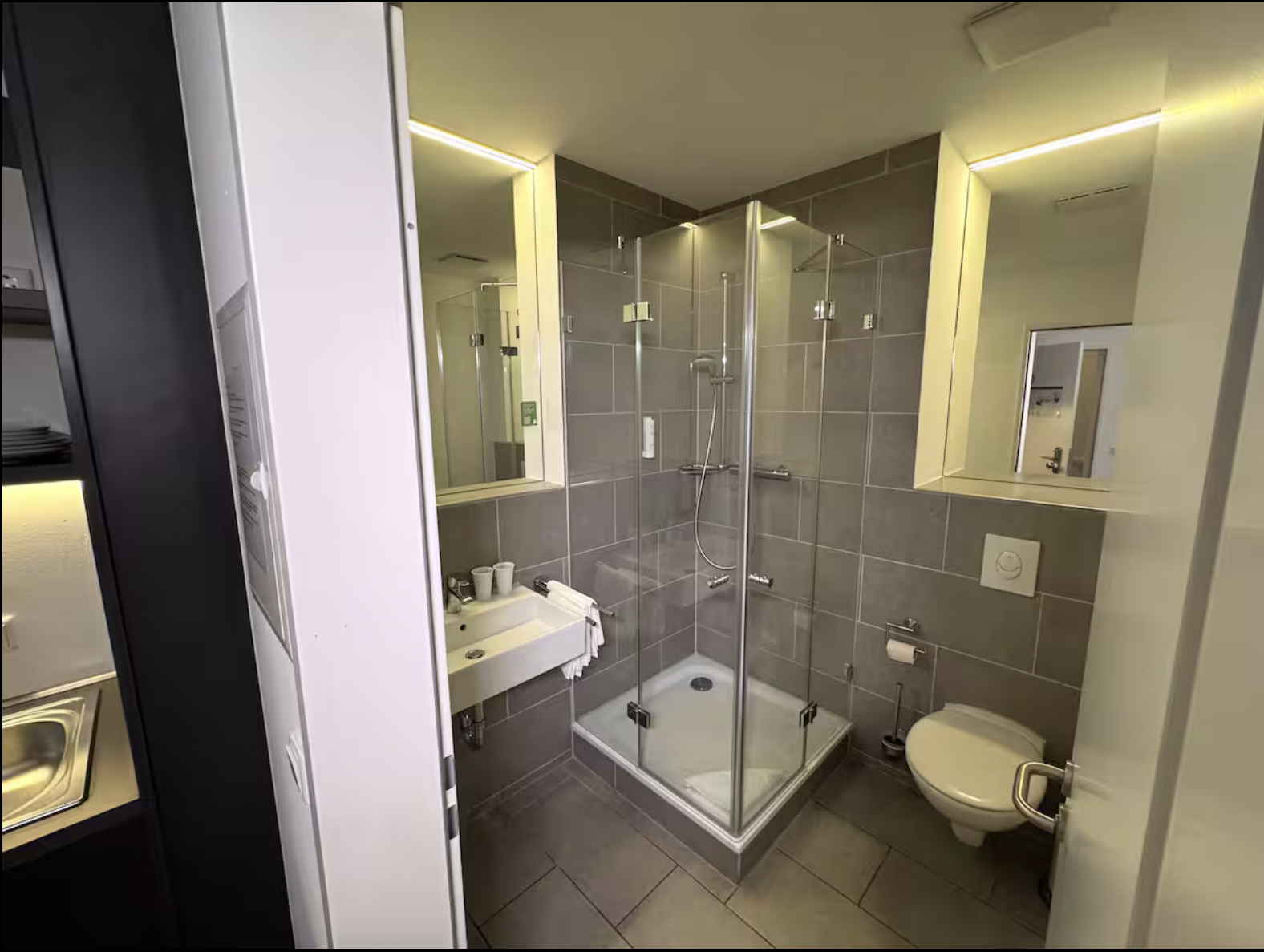 Bad mit Dusche und Handtüchern
