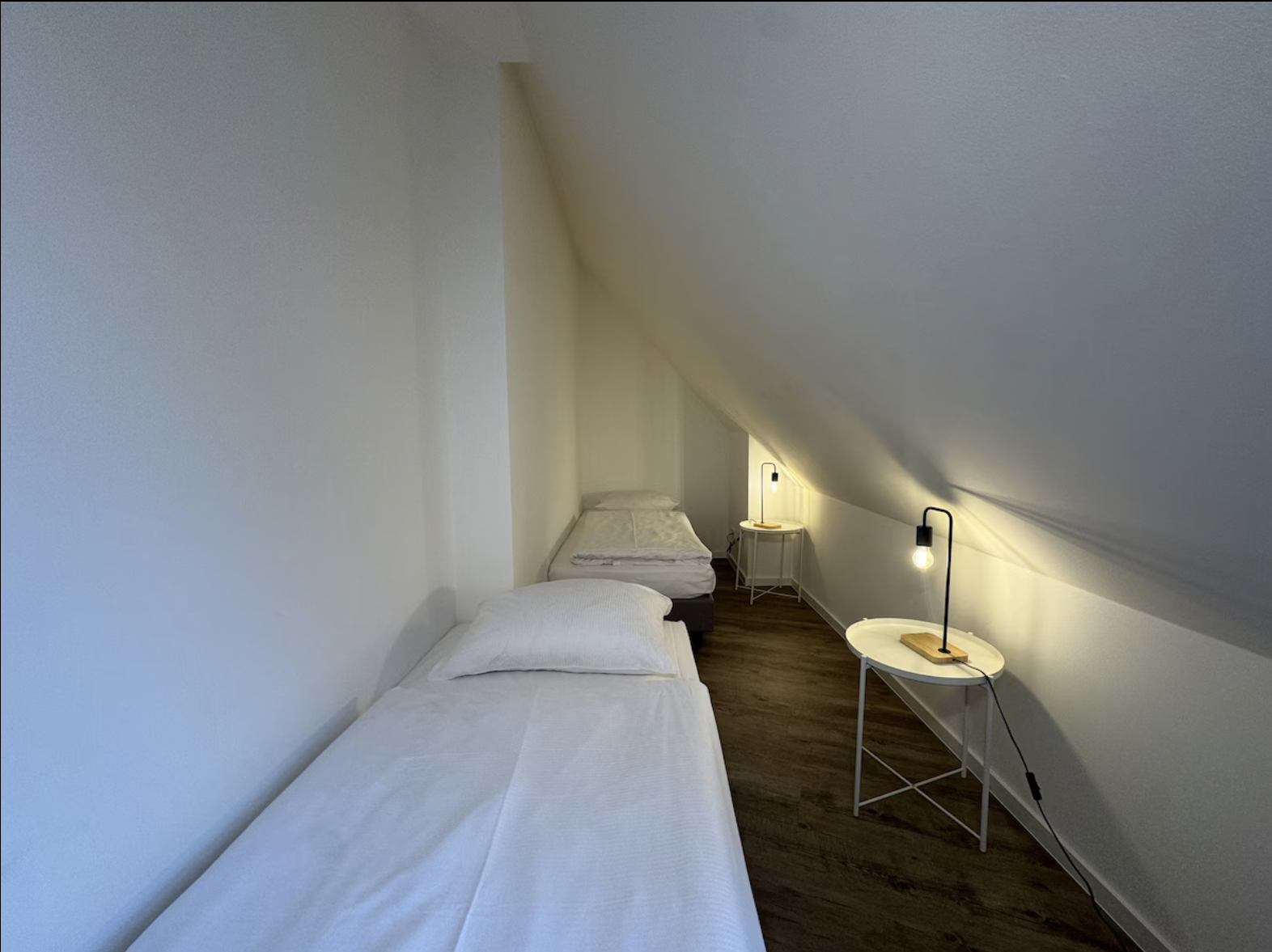 Doppelbett mit Nachttisch und Leseleuchte