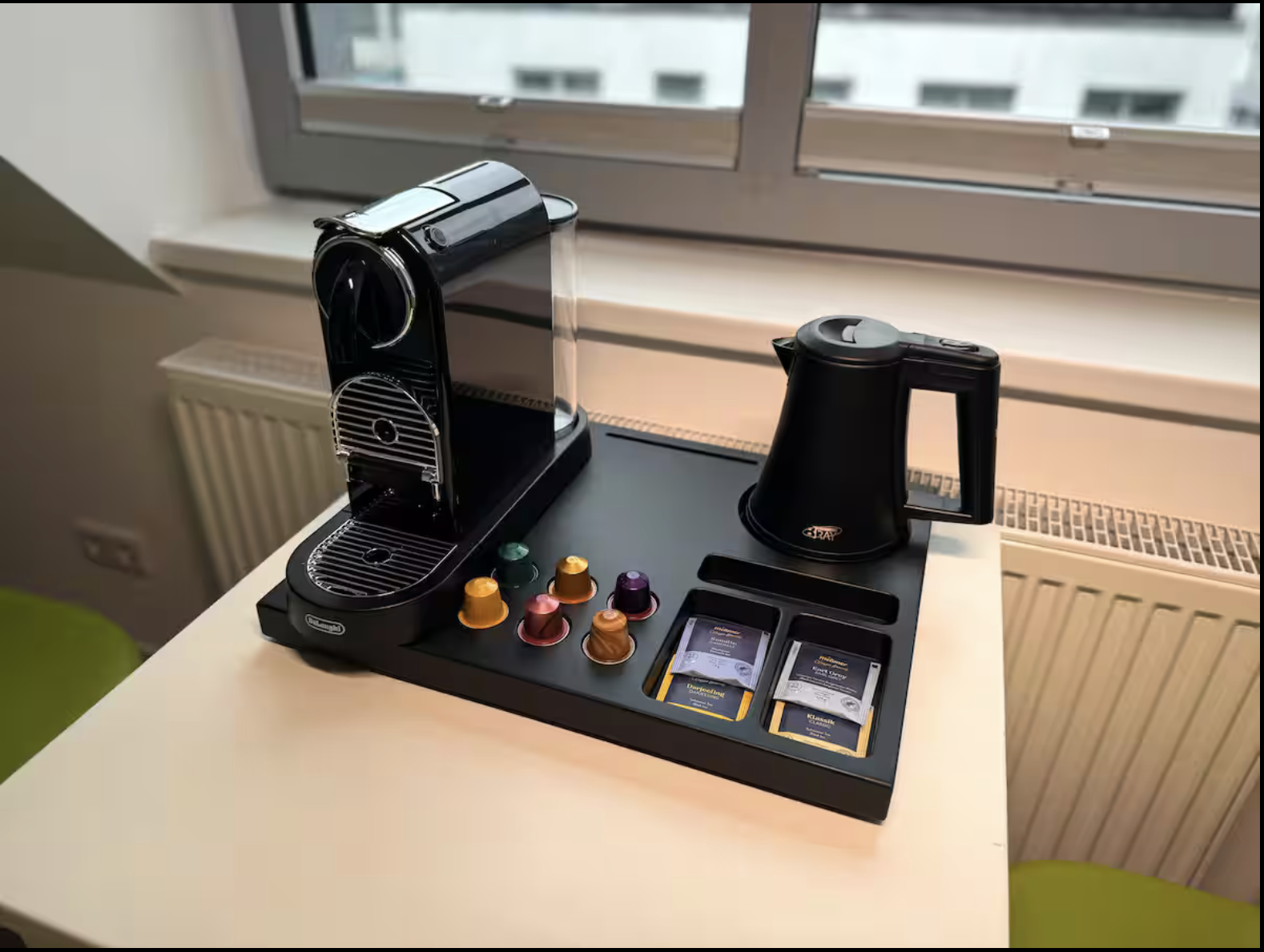 Kaffeestation mit Maschine und Tassen
