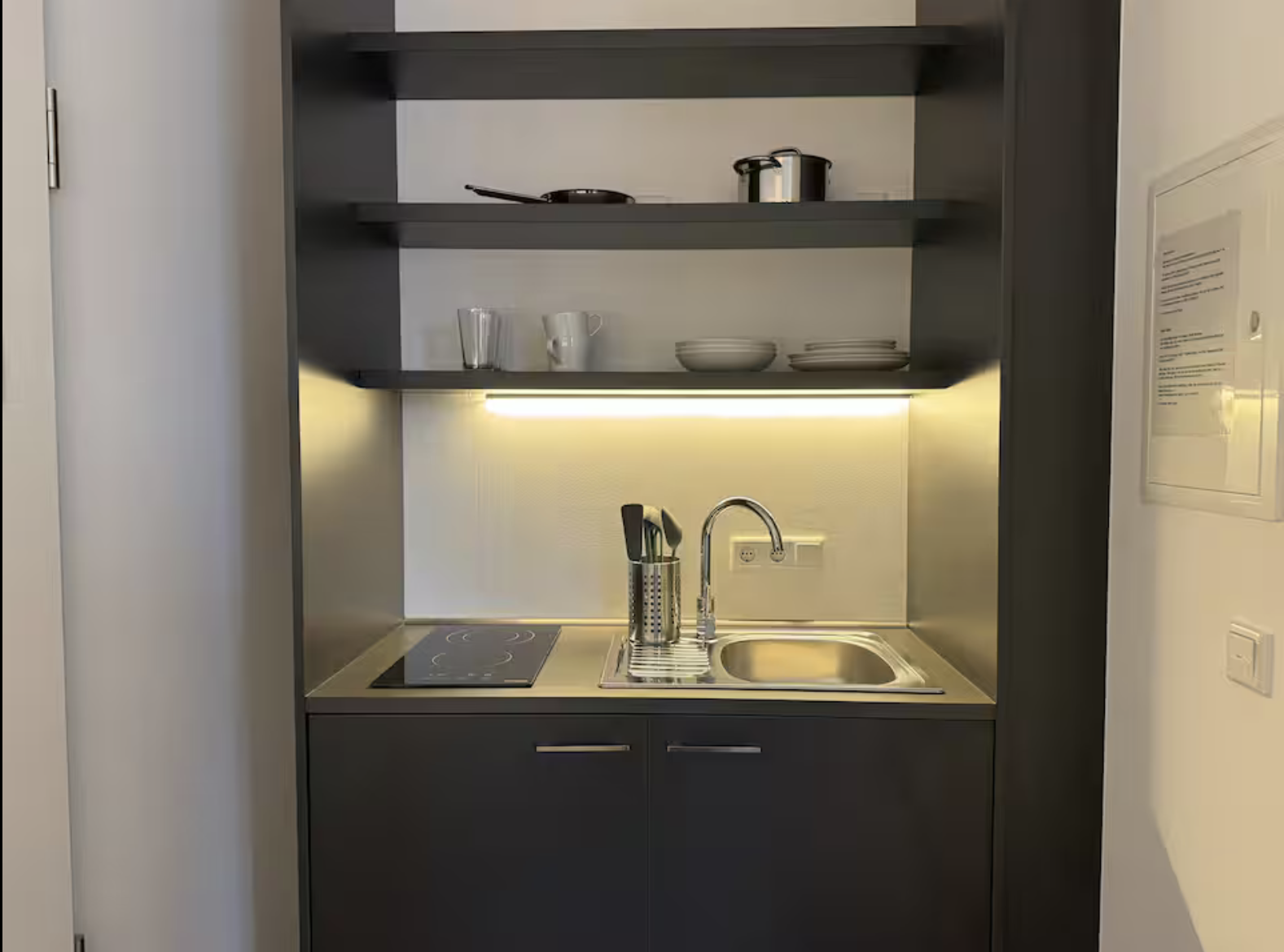 Küche mit Backofen und Arbeitsfläche
