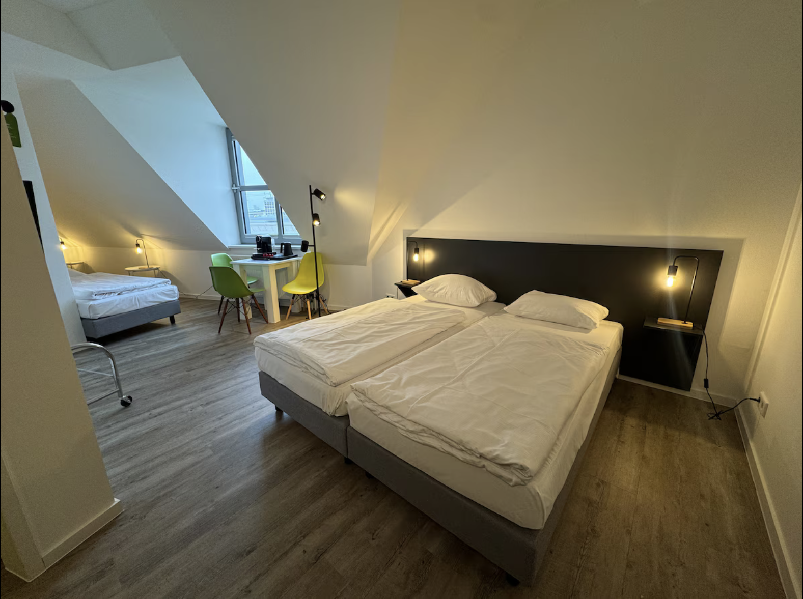 Wohn- und Essbereich mit Tisch, Stühlen und Tageslicht