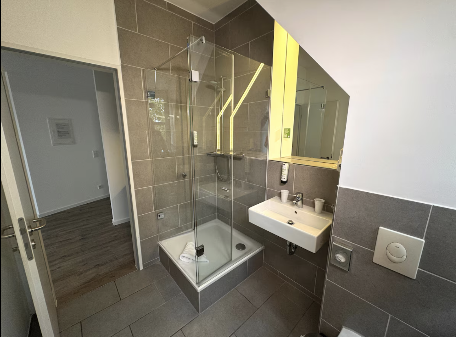 Duschbad mit Glasabtrennung und Waschbecken