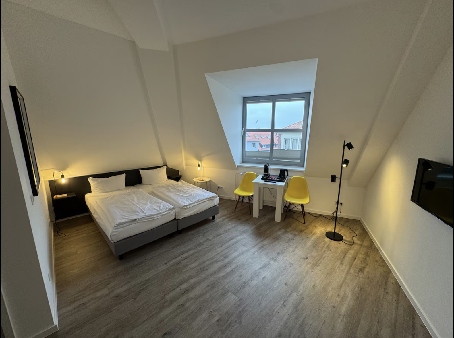 Doppelbett unter der Dachschräge mit indirekter Beleuchtung am Kopfende