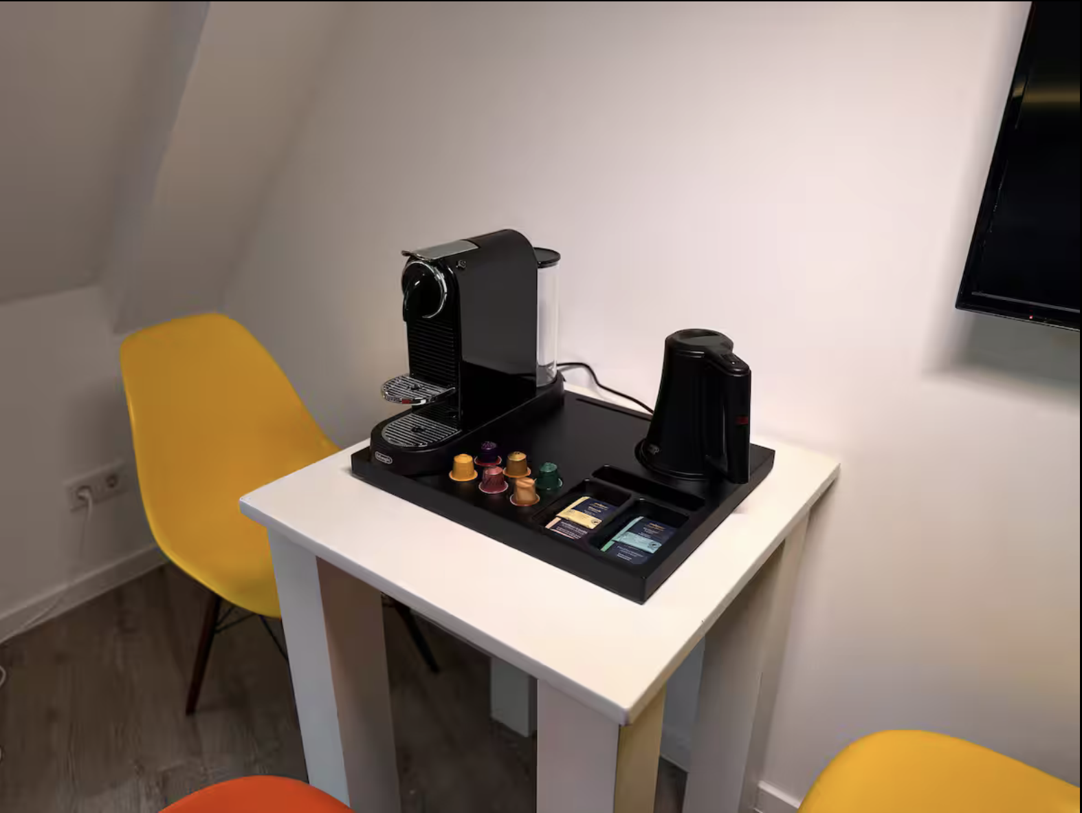 Kaffeemaschine und Wasserkocher auf der Arbeitsfläche