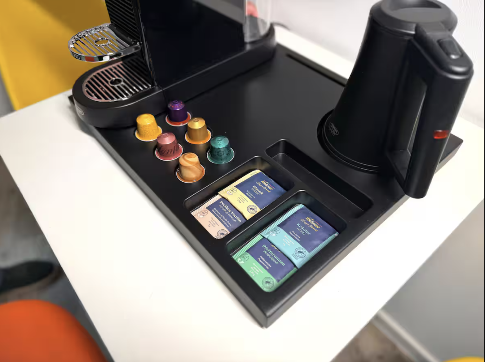 Kaffeekapseln und Tassen als Nahaufnahme