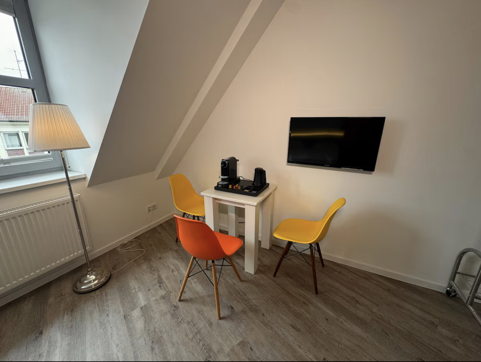 Kleiner Esstisch mit Stühlen am Fenster
