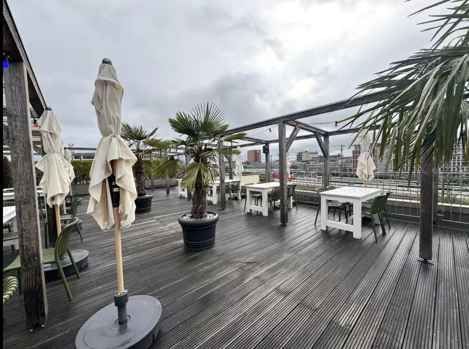 Ausblick von der Terrasse über die Bahngleise