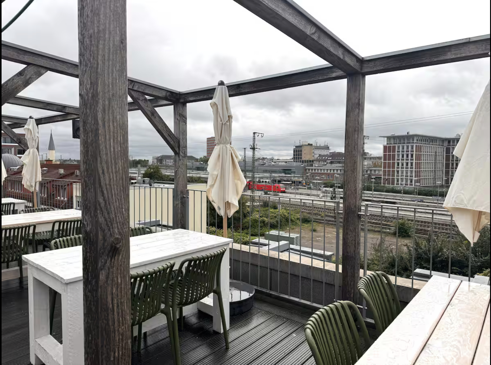 Dachterrasse mit Sonnenschirmen und Pflanzkübeln