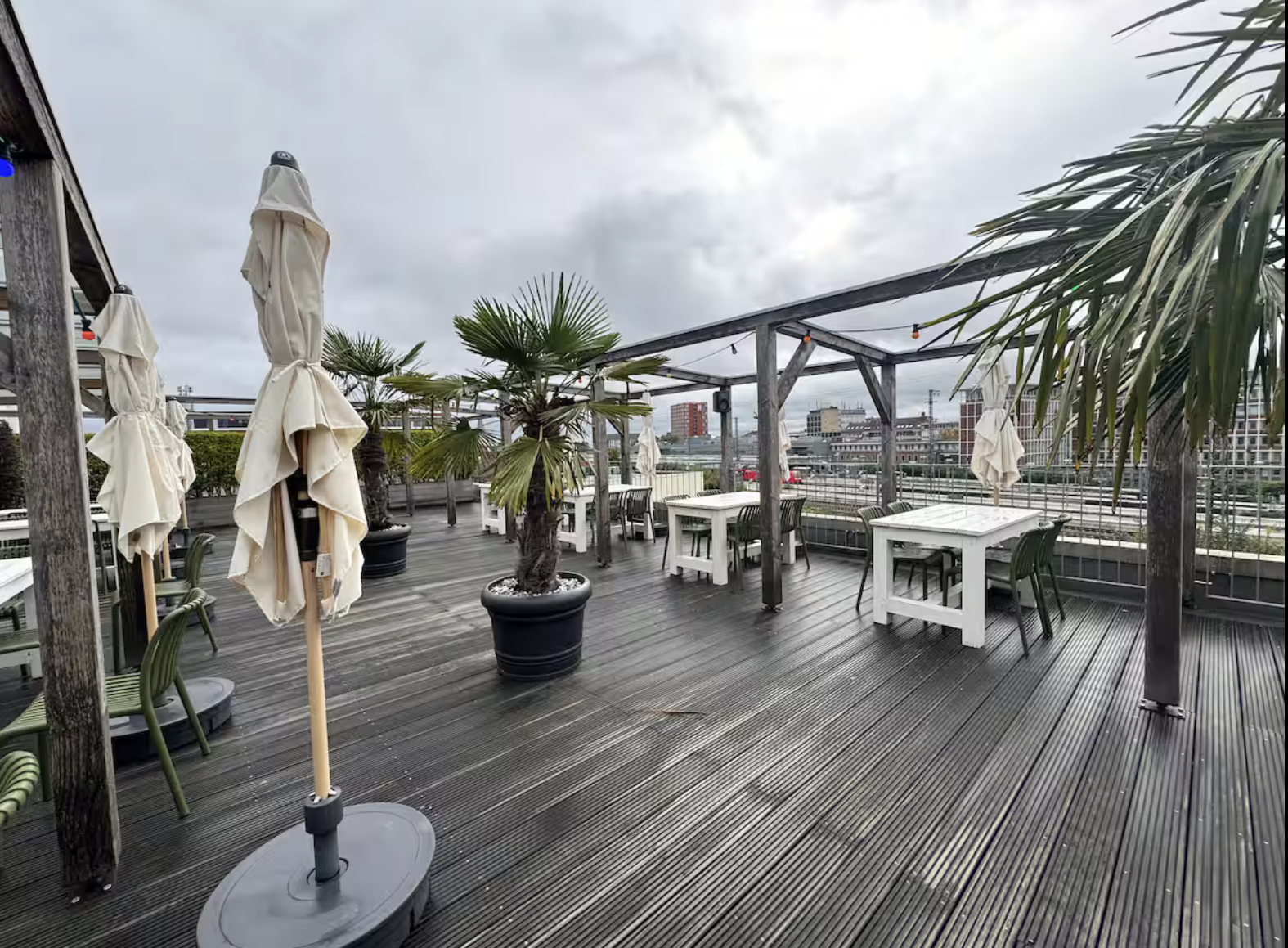 Blick von der Dachterrasse über die Gleise Richtung Innenstadt