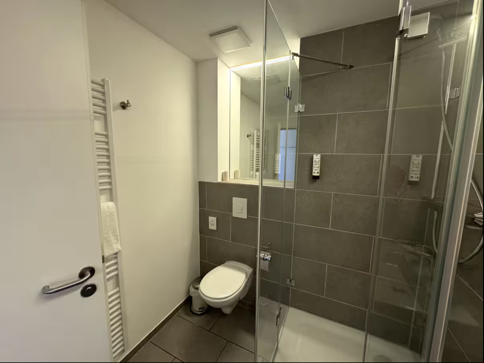 Waschbecken mit Spiegel und Handtuchhalter