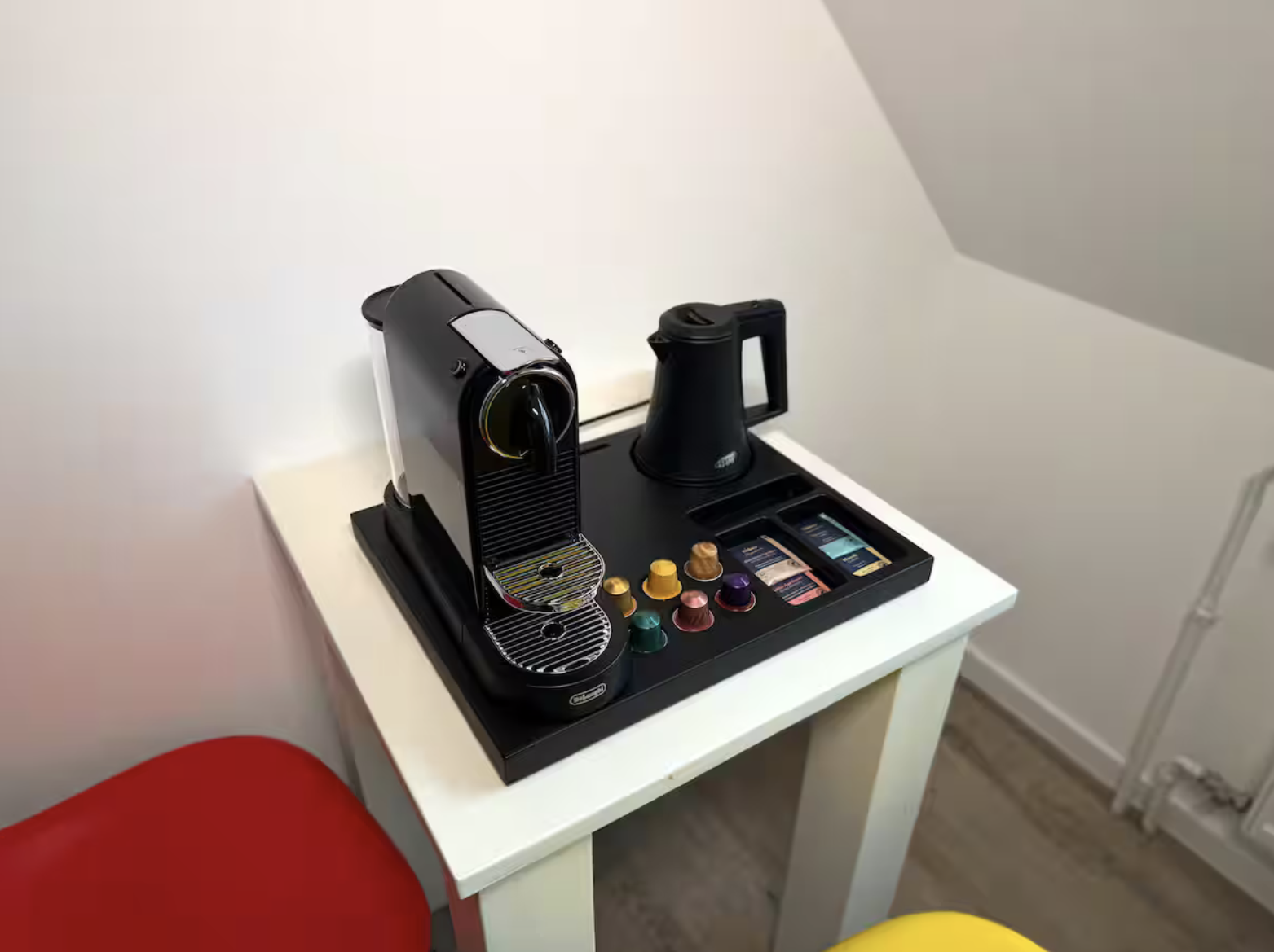 Kaffeemaschine mit Tassen auf der Küchenablage