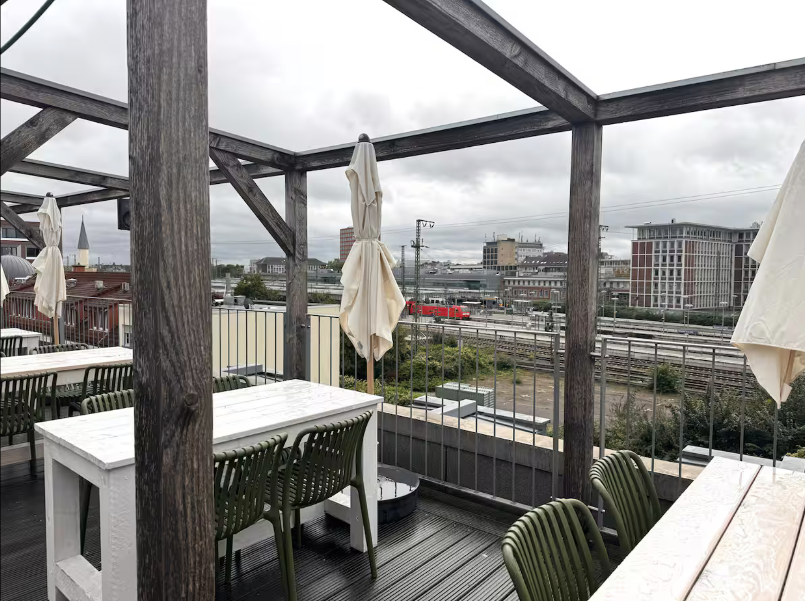 Überdachte Dachterrasse mit Holzmöbeln
