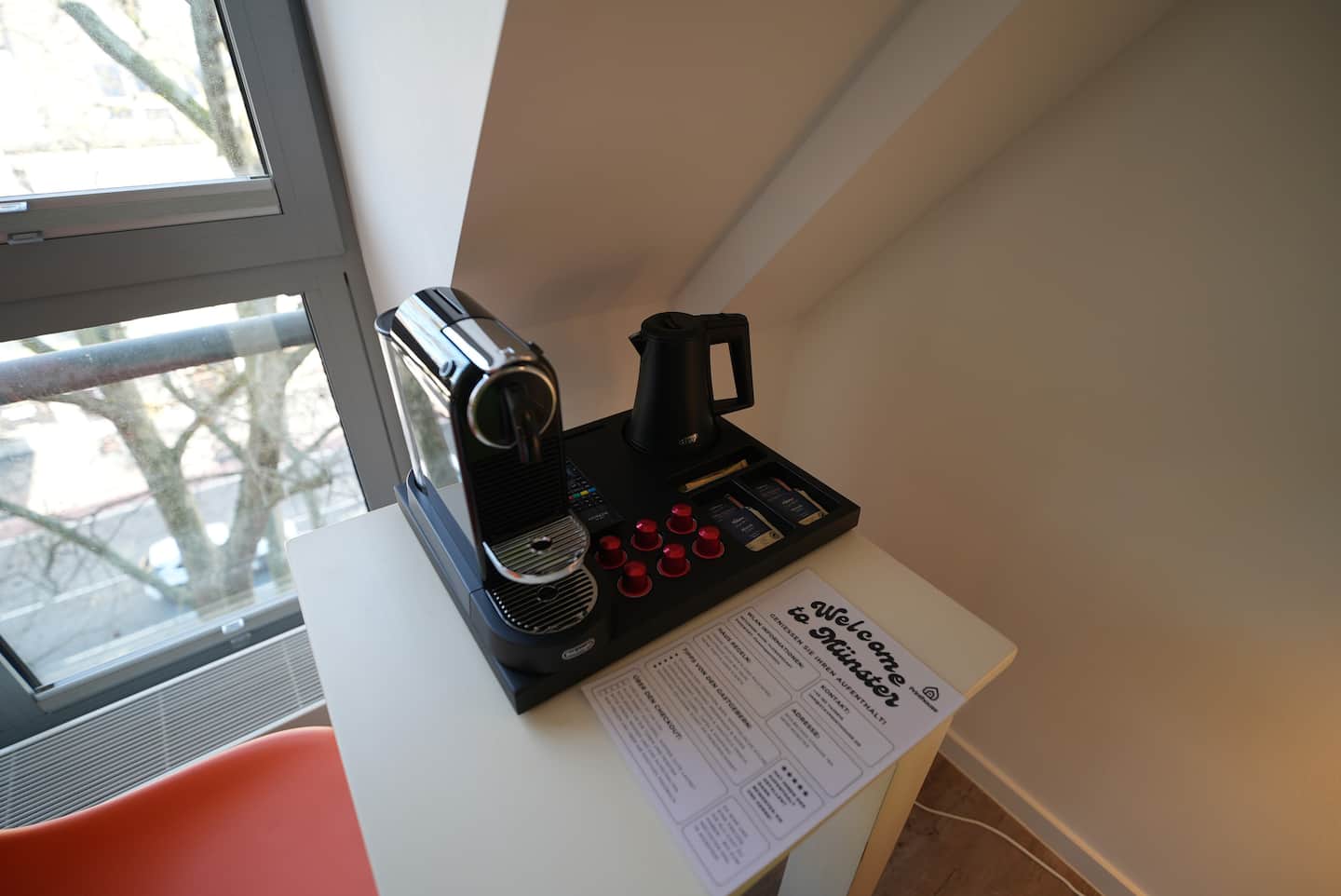 Kaffeemaschine und Wasserkocher auf der Ablage