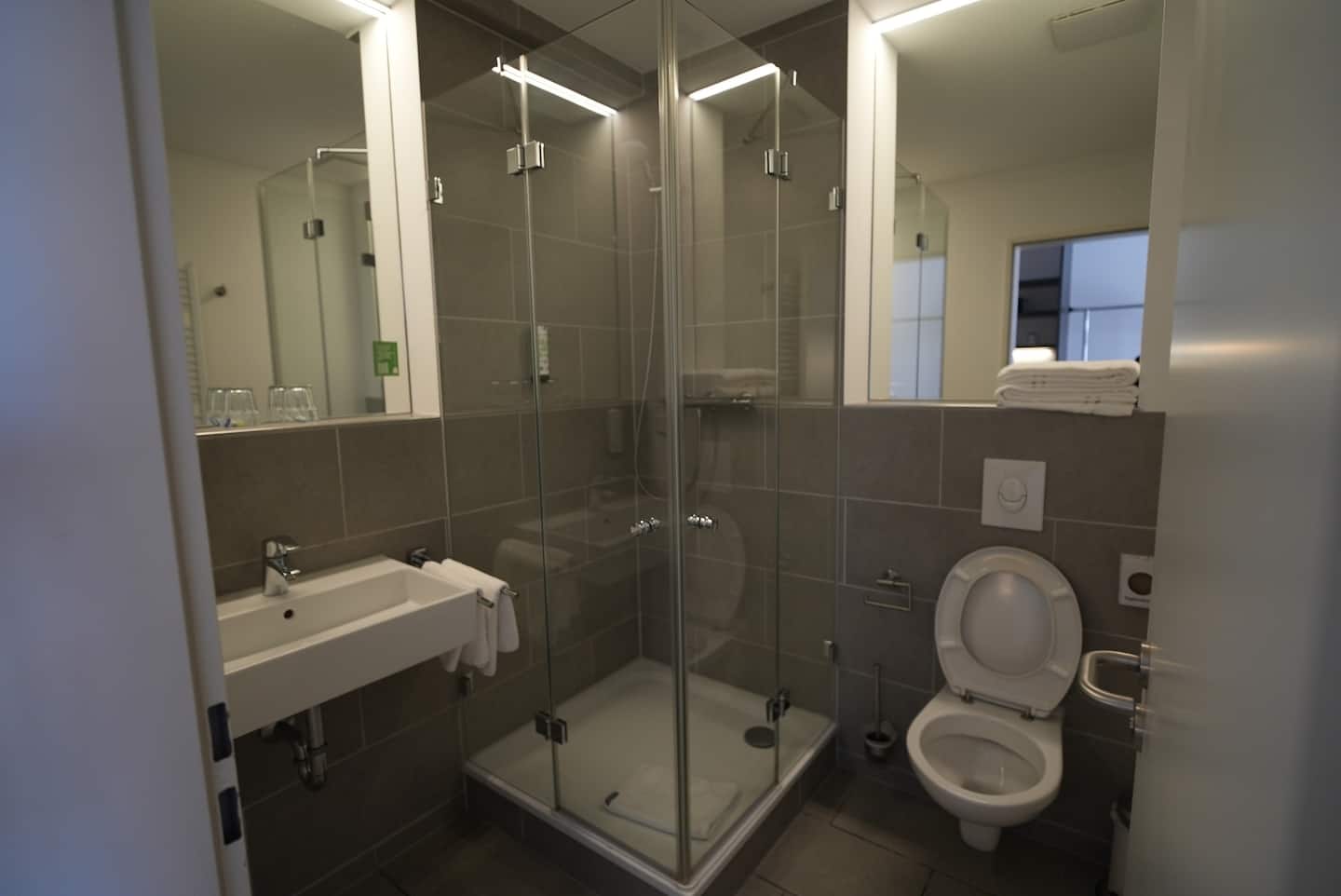 Duschbad mit WC und Spiegel